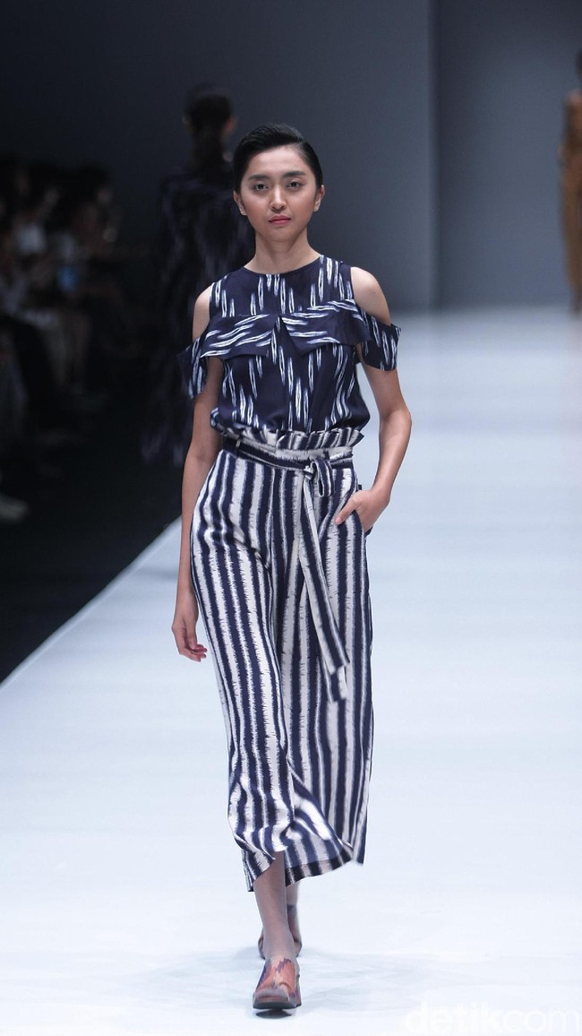 Koleksi Busana Terbaru Ikat Indonesia by Didiet Maulana yang mengusung tema Press Play di Jakarta Fashion Week 2018, Senayan City, Jakarta. Kamis (26/10/2017). Foto: Mohammad Abduh/Wolipop
