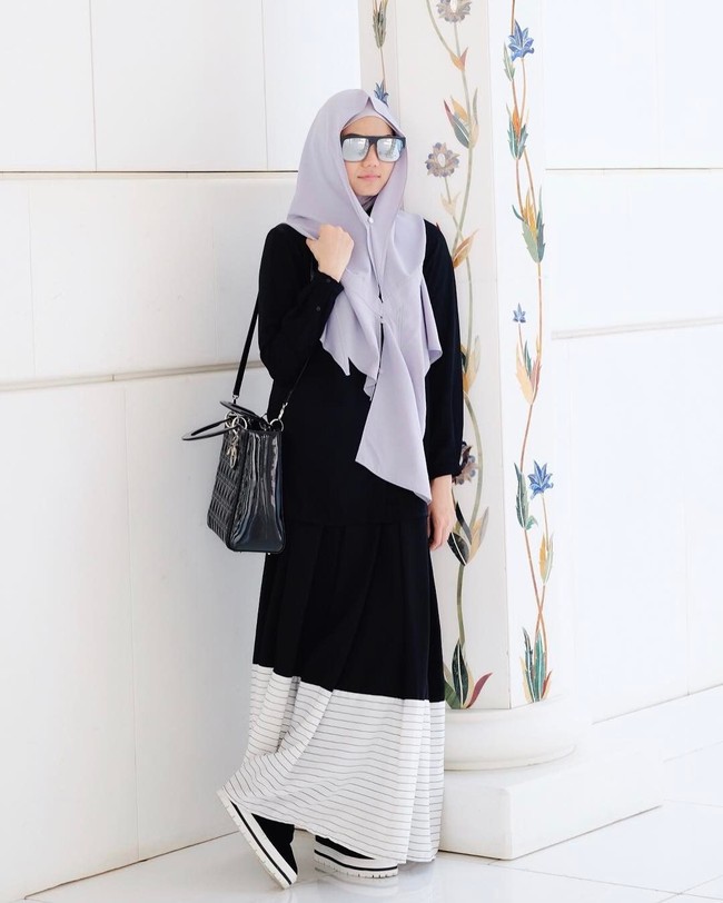 Ini gaya hijab Rina Nose yang sempat tren dan banyak ditiru hijabers Indonesia. Rina Nose sempat terkenal dengan gaya jilbab segitiganya. Penggunaan klip hijab juga menjadi tren karena dirinya. Foto: Dok. Instagram @rinanose16
