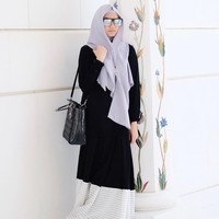 Ini gaya hijab Rina Nose yang sempat tren dan banyak ditiru hijabers Indonesia. Rina Nose sempat terkenal dengan gaya jilbab segitiganya. Penggunaan klip hijab juga menjadi tren karena dirinya. Foto: Dok. Instagram @rinanose16