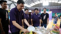 Pemotongan tumpeng mewarnai peluncuran logo baru CLS Knights Indonesia. Pool/Media Relations Officer CLS Knights Indonesia.