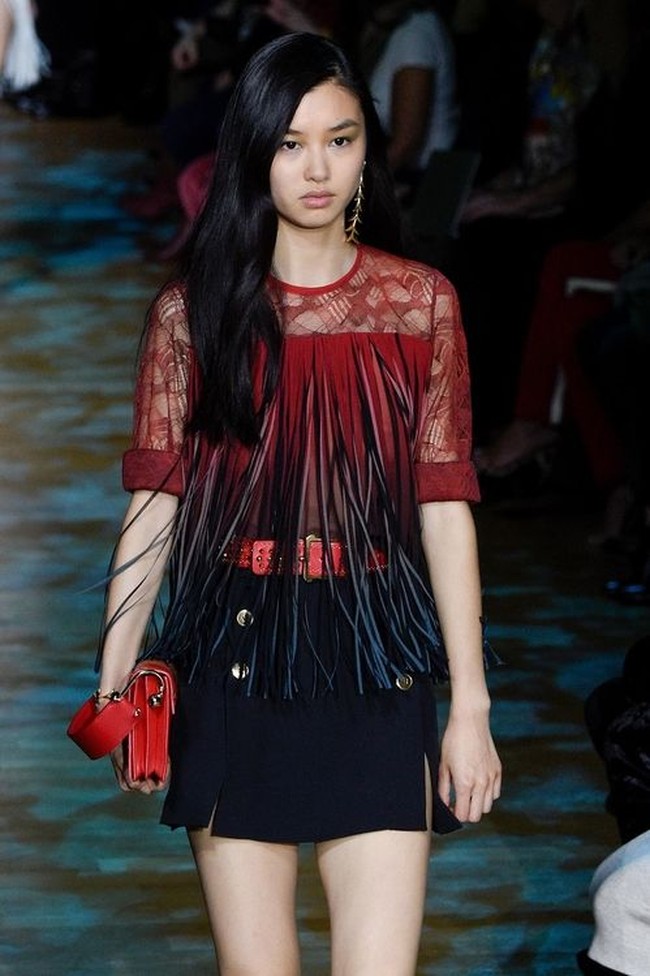 Estelle Chen telah menjadi model sejak usia 14 tahun, dan telah tampil untuk brand besar seperti Dior, Kenzo, Fendi hingga Louis Vuitton. Model kelahiran China yang besar di Prancis ini akan berjalan untuk pertamakalinya di fashion show Victorias Secret tahun ini. Foto: Dok. Getty Images