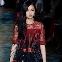 Estelle Chen telah menjadi model sejak usia 14 tahun, dan telah tampil untuk brand besar seperti Dior, Kenzo, Fendi hingga Louis Vuitton. Model kelahiran China yang besar di Prancis ini akan berjalan untuk pertamakalinya di fashion show Victorias Secret tahun ini. Foto: Dok. Getty Images