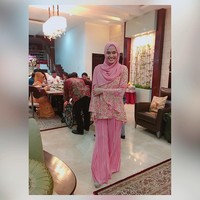 Wanita kelahiran Medan, 6 Juli 1989 itu juga beberapa kali tampil lebih feminin. Seperti kali ini, Inge Amelia Nasution memakai setelan celana longgar dan blouse berpotongan lengan terompet yang dipenuhi corak floral. Pilihan warna pink memberikan sentuhan feminin.  Foto: Dok. Instagram @ingenst