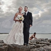 Ada pria yang tak diundang jadi photobomb di foto pernikahan ini. Foto: ist.