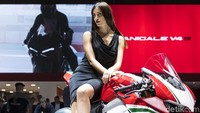 Seorang model berpose dengan New Ducati Panigale V4.