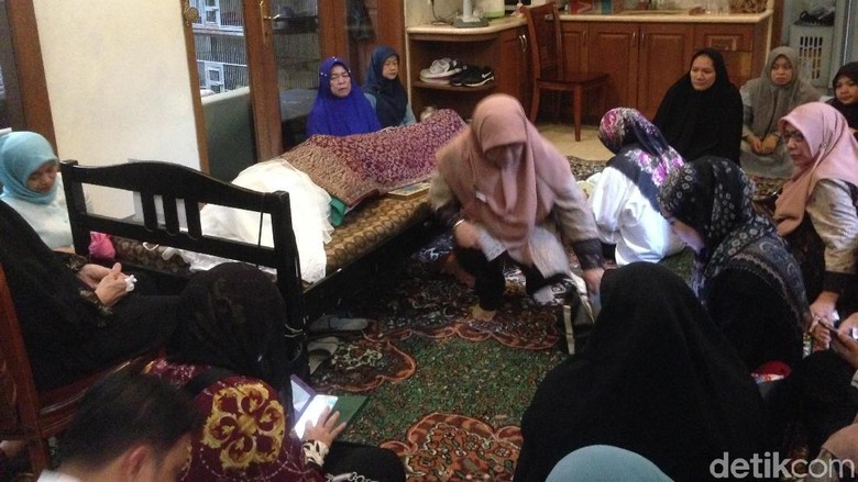 Jenazah dr Letty Disemayamkan di Rumah Duka, Pelayat Berdatangan Jenazah dr Letty Disemayamkan di Rumah Duka, Pelayat Berdatangan