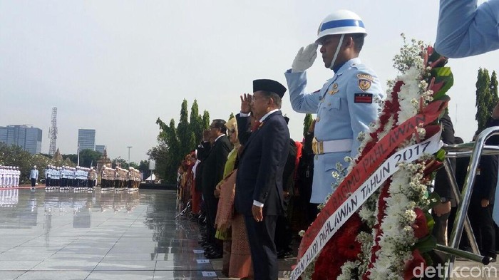 Peringatan Hari Pahlawan, Sirine Panjang Berbunyi di TMP Kalibata