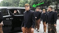 Foto Paspampres berbeskap ini viral. Anggota Paspampres ini berada di samping kiri mobil Presiden Jokowi saat Jokowi dan keluarga meninggalkan gedung resepsi. Jokowi tampak melambaikan tangan ke warga yang dia lewati.