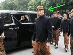Viral Foto Paspampres Ganteng Berbeskap Saat Jokowi Mantu