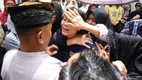 Adik bungsu dr Letty terus menangis histeris selama proses pemakaman.