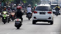 Iring-iringan pengendara bermotor melawan arus di Jalan Jenderal R.S Soekanto.