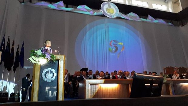Cak Lontong saat memberikan sambutan