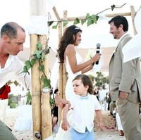 Pria berkepala plontos sibuk menggandeng anaknya yang asyik berjalan ke arah pasangan pengantin yang akan mengikat janji. Foto: ist.