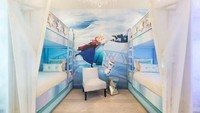 Dikamar lain ada tema Frozen, lengkap dengan Anna, Elsa dan OLaf. Seluruh ruangan didominasi dengan nuansa putih dan biru muda untuk efek musim dingin. (dok Exclusive Private Villas)