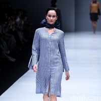 Koleksi Busana Terbaru Ikat Indonesia by Didiet Maulana yang mengusung tema Press Play di Jakarta Fashion Week 2018, Senayan City, Jakarta. Kamis (26/10/2017). Foto: Mohammad Abduh/Wolipop