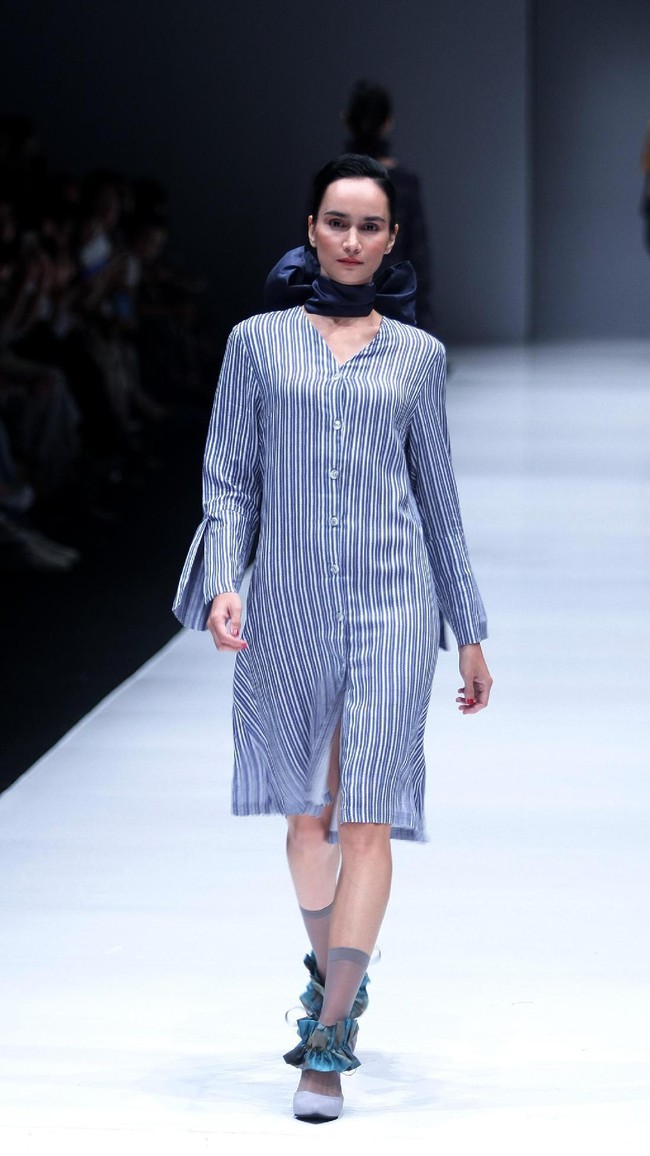 Koleksi Busana Terbaru Ikat Indonesia by Didiet Maulana yang mengusung tema Press Play di Jakarta Fashion Week 2018, Senayan City, Jakarta. Kamis (26/10/2017). Foto: Mohammad Abduh/Wolipop