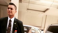 Pratu Daniel kerap mengunggah fotonya, tentu saja saat tidak mengamankan Presiden Jokowi. Ini posenya saat memakai jas.