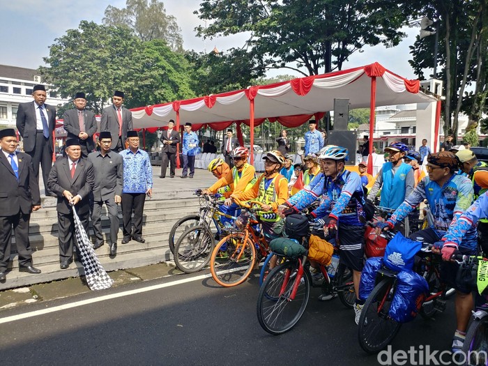 Hari Pahlawan, 5 Pegawai Dispora Bandung Bersepeda ke Sabang