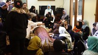 Keluarga menangis histeris di depan jenazah dr Letty.