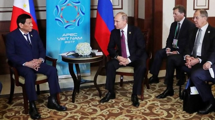 Russian President Vladimir Putin (C), accompanied by Foreign Minister Sergei Lavrov (R), meets with Philippine President Rodrigo Duterte on the sidelines of the Asia-Pacific Economic Cooperation (APEC) leaders summit in the central Vietnamese city of Danang on November 10, 2017. / AFP PHOTO / Sputnik / Mikhail KLIMENTYEV