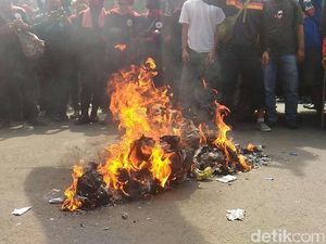 Aksi Bakar-bakaran Massa Demo Buruh di Depan Balai Kota