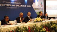 Presiden Komisaris  PT Lippo Cikarang Tbk Ketut Budi Wijaya (dua dari kiri) memimpin Rapat Umum Pemegang Saham Luar Biasa PT Lippo Cikarang Tbk, Rabu  (8/11), didampingi oleh Komisaris Independen PT Lippo Cikarang Tbk Hadi Cahyadi (tengah), Direktur Hong Kah Jin (dua dari kanan), Direktur Ju Kian Salim (kanan), dan Komisaris Sugiono Djauhari.