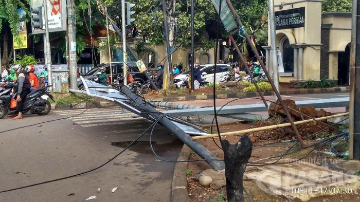 Tiang Listrik dan Reklame Roboh di Bekasi, Lalin Macet