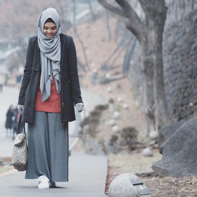 Gaya Rina Nose ketika memakai pashmina. Ia memang senang tampil simpel dan selalu menggunakan ciput sebagai andalan.  Foto: Dok. Instagram @rinanose16