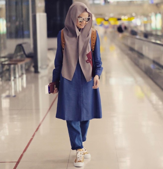 Ini penampilan lain dari Rina Nose yang memakai scarf panjang dan dijepit pada bagian tengah. Gaya hijab wanita 33 tahun itu juga sempat tren. Foto: Dok. Instagram @rinanose16