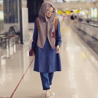 Ini penampilan lain dari Rina Nose yang memakai scarf panjang dan dijepit pada bagian tengah. Gaya hijab wanita 33 tahun itu juga sempat tren. Foto: Dok. Instagram @rinanose16