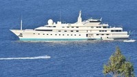 Selama liburan, Alwaleed menyewa hotel di tepi pantai, vila, dan beberapa pondokan. Ia juga menghabiskan beberapa hari di kapal pesiarnya, Kingdom 5KR. Kapal pesiar itu sebelumnya dimiliki oleh Donald Trump dan dibeli lagi oleh Alwaleed (Dok Telegraph)
