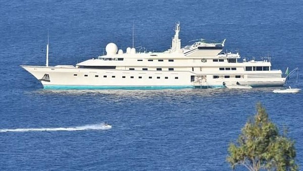 Selama liburan, Alwaleed menyewa hotel di tepi pantai, vila, dan beberapa pondokan. Ia juga menghabiskan beberapa hari di kapal pesiarnya, Kingdom 5KR. Kapal pesiar itu sebelumnya dimiliki oleh Donald Trump dan dibeli lagi oleh Alwaleed (Dok Telegraph) Selama liburan, Alwaleed menyewa hotel di tepi pantai, vila, dan beberapa pondokan. Ia juga menghabiskan beberapa hari di kapal pesiarnya, Kingdom 5KR. Kapal pesiar itu sebelumnya dimiliki oleh Donald Trump dan dibeli lagi oleh Alwaleed (Dok Telegraph)