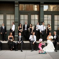 Gadis cilik berbaju pink dengan skuternya cuek melintas saat para pengiring pengantin dan pasangan pengantin hendak berfoto bersama. Foto: ist.