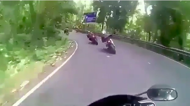 Lagi dan Lagi, Nikung ala Marquez dkk Bikin Celaka Foto: Pool (Instagram) Lagi dan Lagi, Nikung ala Marquez dkk Bikin Celaka Foto: Pool (Instagram)