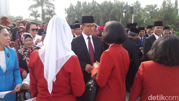 Gubernur Anies Ikut Upacara Peringatan Hari Pahlawan di TMP Kalibata