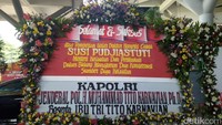 Karangan bunga Kapolri Jenderal Tito Karnavian juga bernuansa merah putih (Foto: Grasella Sovia Mingkid/detikcom)