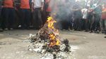 Aksi Bakar-bakaran Massa Demo Buruh di Depan Balai Kota