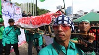 Selama orasi merek ajuga terlihat melakukan aksi teatrikal.