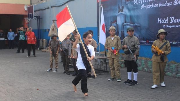 Akhirnya bendera Indonesia bisa dikibarkan