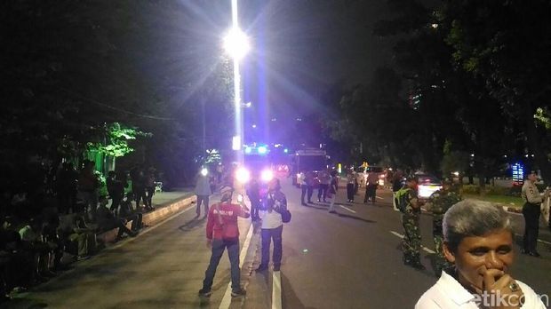 Buruh di depan IRTI Monas/