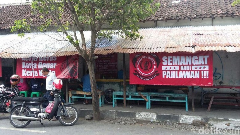 Hari Pahlawan, Warung di Yogya Ini Jual Semua Menu Serba Rp 2.000 Hari Pahlawan, Warung di Yogya Ini Jual Semua Menu Serba Rp 2.000