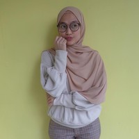 Inge Amelia Nasution tampil kasual memakai stretch pants dan sweater. Ia bergaya simpel dengan jilbab menutup dada menggunakan scarf panjang warna krem.  Foto: Dok. Instagram @ingenst