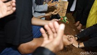 Lantunan doa terus dipanjatkan selama pemakaman Letty.