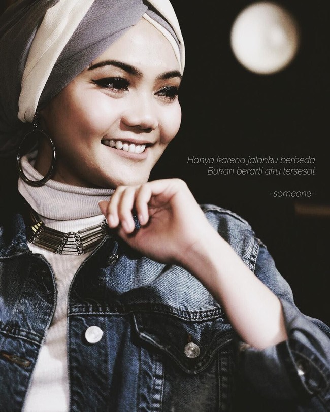 Sebelum memutuskan berhijab, Rina Nose sempat hanya memakai turban dan memperlihatkan leher. Bahkan anting bulat besar seperti menjadi ciri khasnya kala itu. Rina Nose diketahui memutuskan berhijab pada akhir 2016. Foto: Dok. Instagram @rinanose16