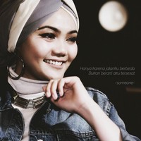Sebelum memutuskan berhijab, Rina Nose sempat hanya memakai turban dan memperlihatkan leher. Bahkan anting bulat besar seperti menjadi ciri khasnya kala itu. Rina Nose diketahui memutuskan berhijab pada akhir 2016. Foto: Dok. Instagram @rinanose16