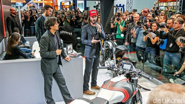 Keanu Reeves memamerkan motornya di EICMA Milan