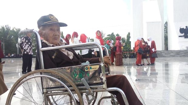 Mbah Patmo menjadi juru rawat saat zaman perang.