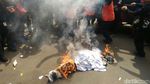 Aksi Bakar-bakaran Massa Demo Buruh di Depan Balai Kota