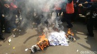 Massa melakukan aksi bakar-bakaran di depan Balai Kota.