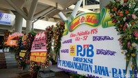 Sejumlah perusahaan swasta dan BUMN juga mengirimkan karangan bunga untuk Susi (Foto: Grasella Sovia Mingkid/detikcom)